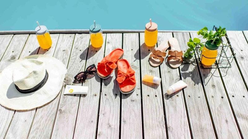 Des cocktails sur le bord d'une piscine.